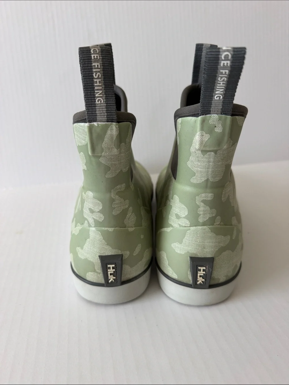 HUK men’s size 10 Camo Green Slip-On boots